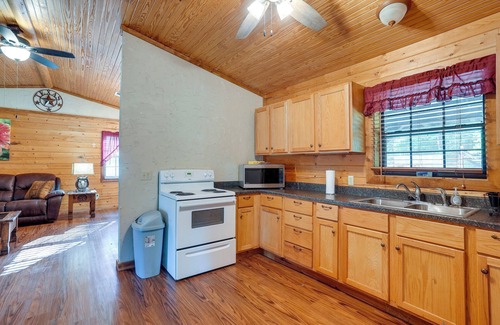 Kilgore Cottage | Kilgore Gem: Pet-friendly Cabin w/Duck Pond!