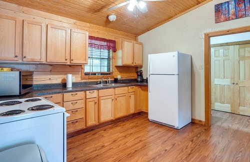 Kilgore Cottage | Kilgore Gem: Pet-friendly Cabin w/Duck Pond!