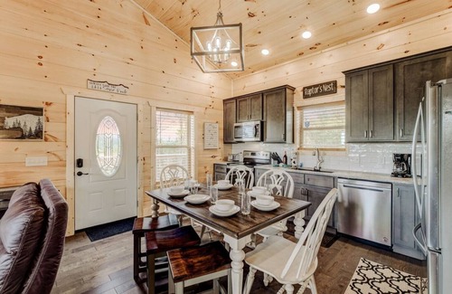 Wears Valley Cabin | Killer Mtn Sunset Views | Hot Tub | Modern, Cozy!