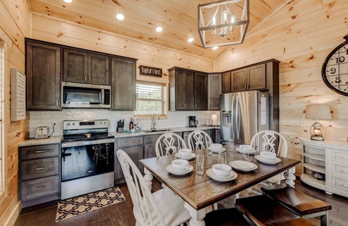 Wears Valley Cabin | Killer Mtn Sunset Views | Hot Tub | Modern, Cozy!