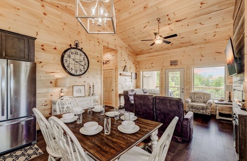 Wears Valley Cabin | Killer Mtn Sunset Views | Hot Tub | Modern, Cozy!