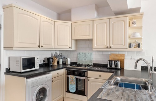 Saundersfoot House | Kilmore - Direct Beach Access, Sea Views