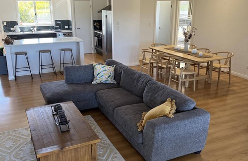 Warrenben House | Kimba's - Stylish 4 Bedroom Holiday Home