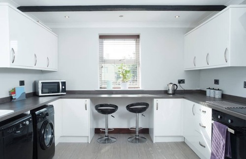 Coalpit Heath House | Kimberly Cottage charming 5 bedroom house with garden and parking
