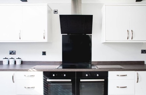 Coalpit Heath House | Kimberly Cottage charming 5 bedroom house with garden and parking