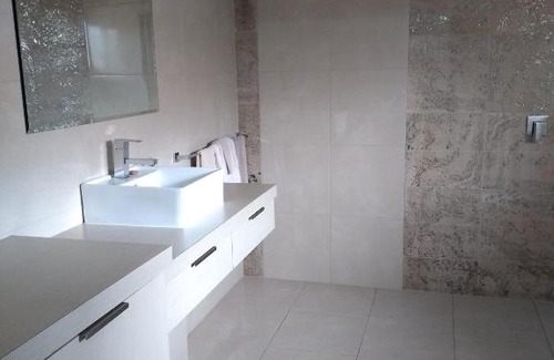 Leeton Hotel | Kindred Studio Apartments