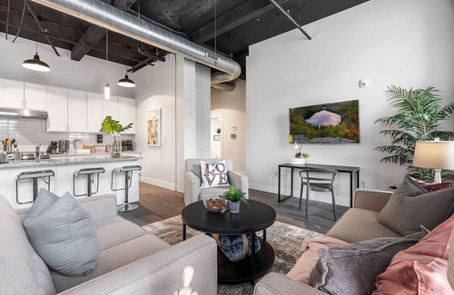 Northwest Philadelphia Apartment | King 1BR Near Temple and La Salle with Free Parking for Extended Stays
