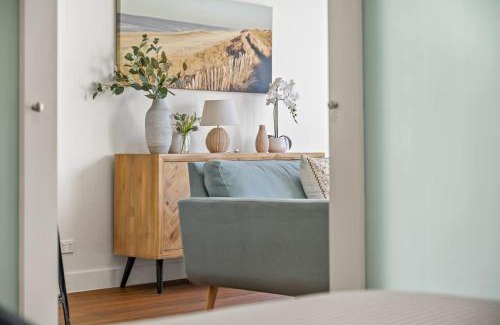 Newcastle Apartment | King 403 - Lifestyle Location - With Dedicated Workspace