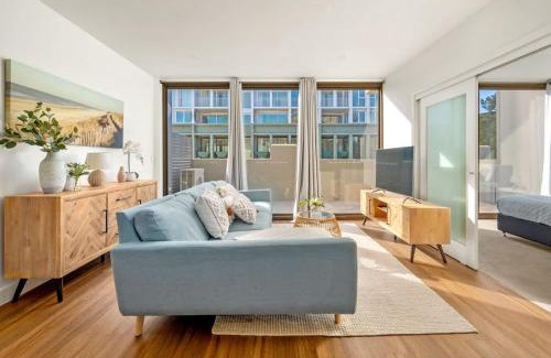 Newcastle Apartment | King 403 - Lifestyle Location - With Dedicated Workspace