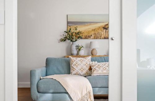 Newcastle Apartment | King 403 - Lifestyle Location - With Dedicated Workspace