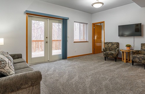 Palmer House | King Bed, 2 Living Areas, 2 Decks, Kid's Corner, Private, Peaceful Location