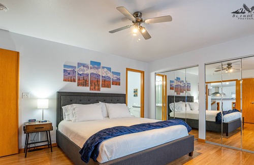 Palmer House | King Bed, 2 Living Areas, 2 Decks, Kid's Corner, Private, Peaceful Location