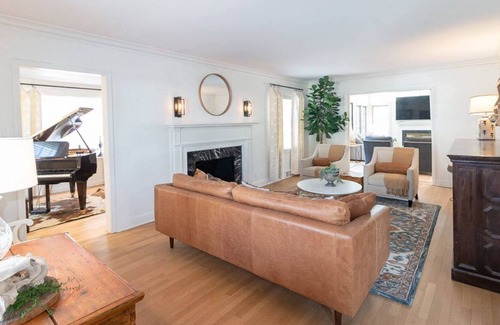 Topeka House | King Bed and Huge Yard Elegant Colonial Garden Home KTW3121