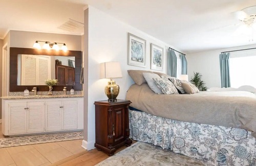 Topeka House | King Bed and Huge Yard Elegant Colonial Garden Home KTW3121