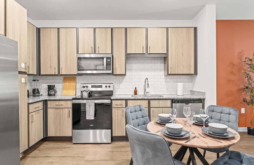 Bay Lake Apartment | King Bed Apt Close to Disney w Amenities Dog Park