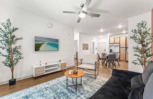 Bay Lake Apartment | King Bed Apt Close to Disney w Amenities Dog Park