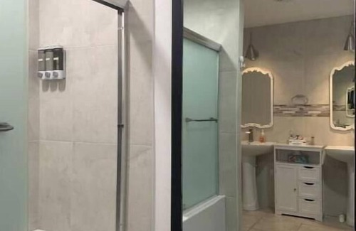 South Side House | King-bed Beach Fishing Boat Pkg Work-Trip Tub Couples Central Private Quiet