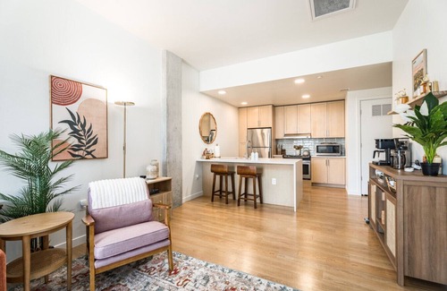 Boise Apartment | King Bed, Coffee Bar, Free Parking, Hot Tub