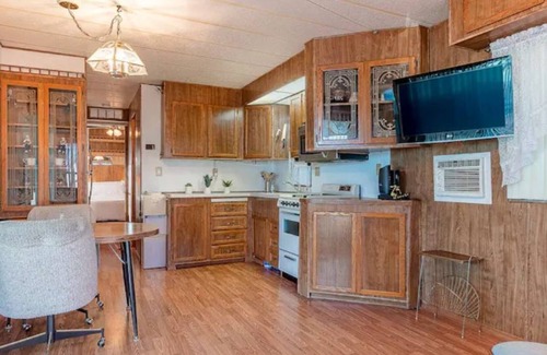 Yuma House | King Bed Comfortable Park Model - pools & hot tubs