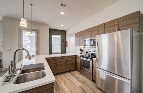 Fort Worth Apartment | King Bed, Corp Stays, West 7th Cowboy's Retreat