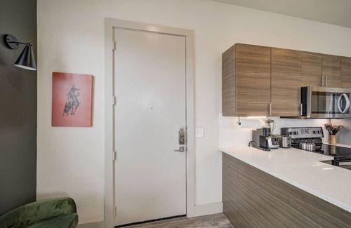 Fort Worth Apartment | King Bed, Corp Stays, West 7th Cowboy's Retreat