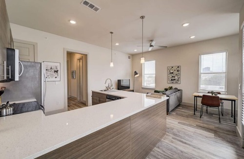 Fort Worth Apartment | King Bed, Corp Stays, West 7th Cowboy's Retreat