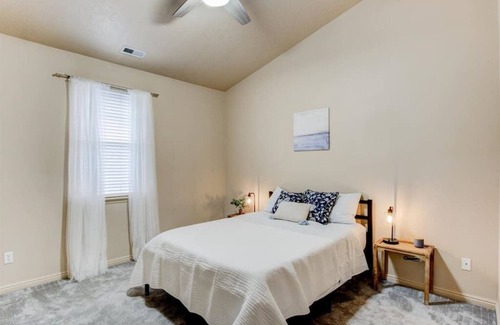South Jordan House | King Bed,Cozy Backyard and Patio,Full Kitchen