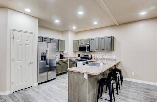 South Jordan House | King Bed,Cozy Backyard and Patio,Full Kitchen