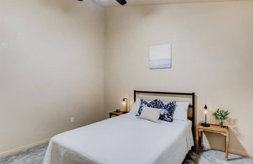 South Jordan House | King Bed,Cozy Backyard and Patio,Full Kitchen