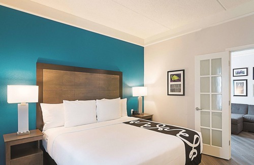 Orlando Hotel | King Bed Deluxe, La Quinta Inn & Suites, Poolside Fun, Near UCF & Universal