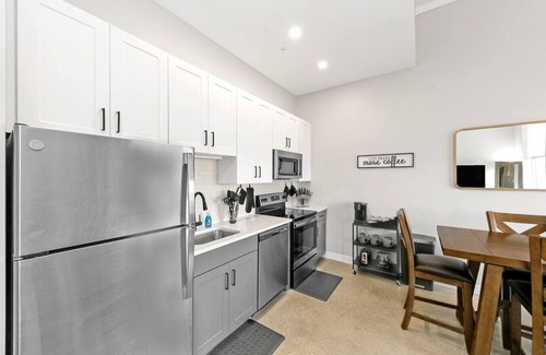 Downtown Cincinnati Apartment | King Bed, Downtown Steps from Bengals & Reds, Minutes to OTR, TQL, Free Parking