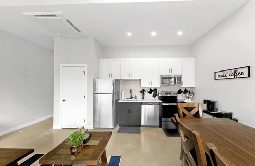 Downtown Cincinnati Apartment | King Bed, Downtown Steps from Bengals & Reds, Minutes to OTR, TQL, Free Parking