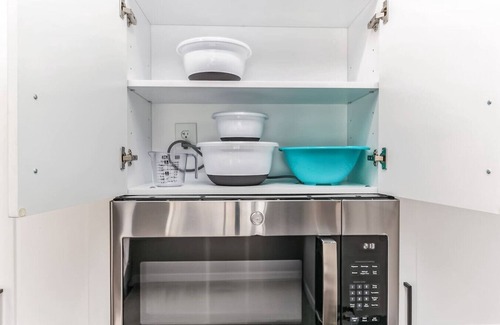Downtown Cincinnati Apartment | King Bed, Downtown Steps from Bengals & Reds, Minutes to OTR, TQL, Free Parking