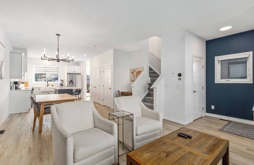 Southeast Calgary House | King Bed| Family/Pet Friendly| Fenced Yard| 5 min S. Health