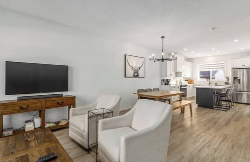 Southeast Calgary House | King Bed| Family/Pet Friendly| Fenced Yard| 5 min S. Health