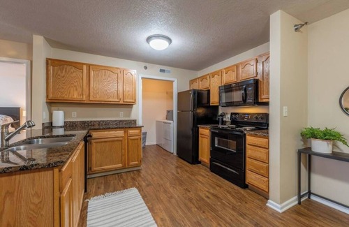 West Des Moines Apartment | King Bed | Fast Wifi | First Floor