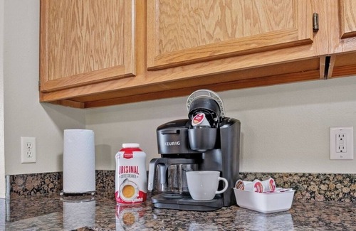 West Des Moines Apartment | King Bed | Fast Wifi | First Floor