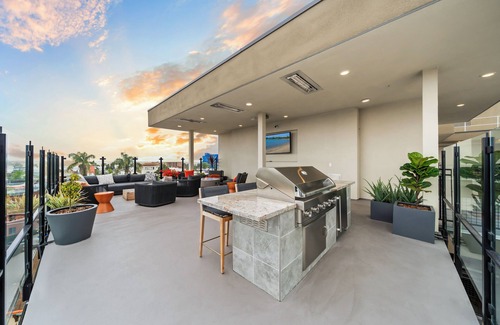 Bankers Hill Apartment | King Bed + Fire Pit + Top Floor Views w/Parking