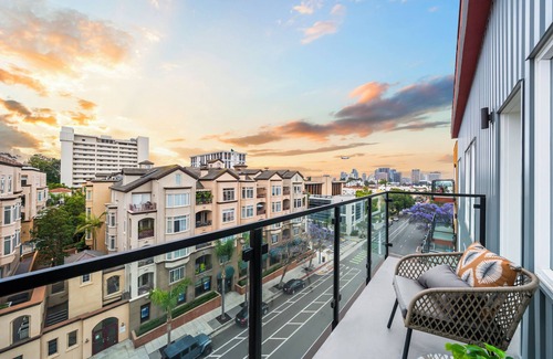 Bankers Hill Apartment | King Bed + Fire Pit + Top Floor Views w/Parking