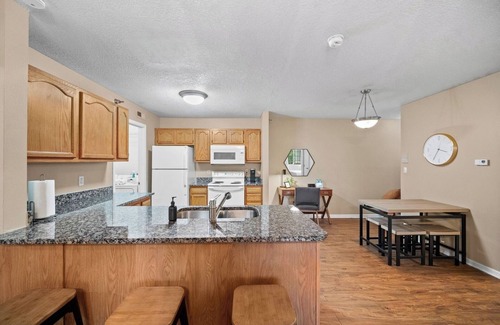West Des Moines Apartment | King Bed | First Floor | Gym and More!