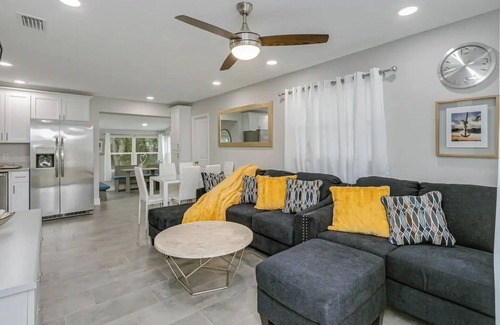 Titusville House | King Bed. Great Parking. Message with Questions.nn