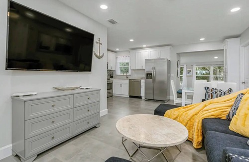Titusville House | King Bed. Great Parking. Message with Questions.nn