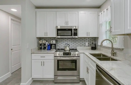 Titusville House | King Bed. Great Parking. Message with Questions.nn
