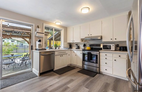 Edmonds House | King Bed I Piano I Fenced Yard I Pets OK