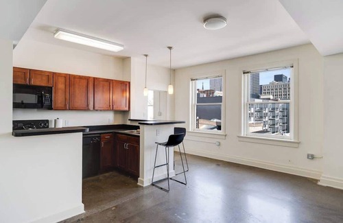 Downtown Louisville Apartment | King Bed in Historic Building Downtown