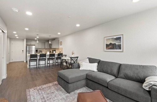 Riverside Apartment | King Bed! - J&K on Main Luxury Apartment 303