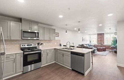 Riverside Apartment | King Bed! - J&K on Main Luxury Apartment 303