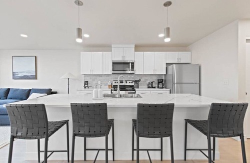 Riverside Apartment | King Bed! J & K on Main Luxury Apartment 402