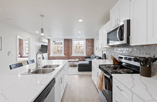 Riverside Apartment | King Bed! J & K on Main Luxury Apartment 402