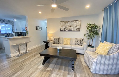 Hialeah Apartment | King Bed Large Updated 1/1B Apt. Fully Equipped Kitchen Central Area, MIA 10min